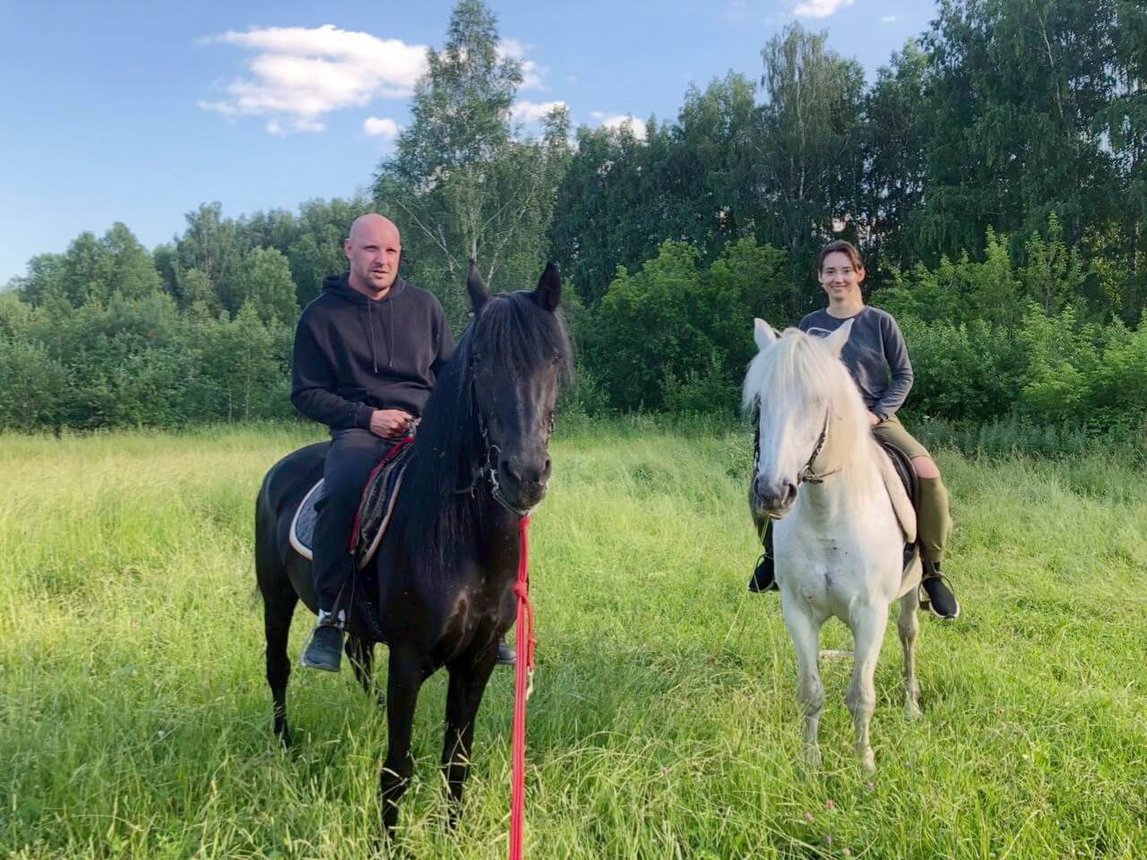 Катание на лошадях для двоих — идеальное свидание без суеты